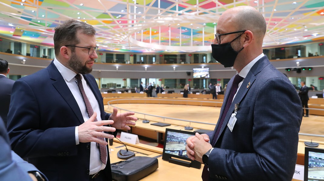 Her ses den danske landbrugsminister i smalltalk under torsdagdens ministerrådsmøde for landbrug.