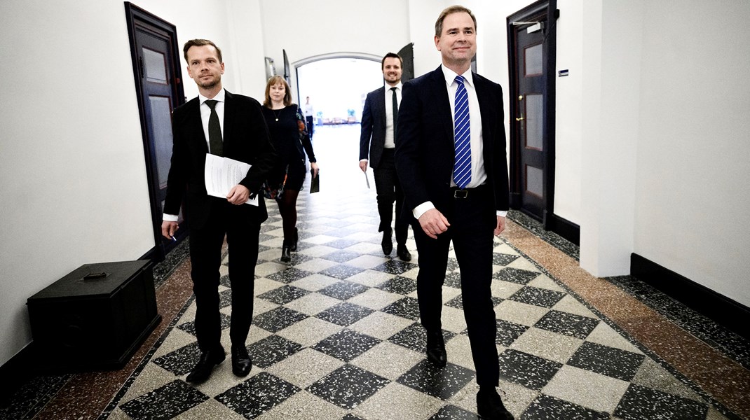 Regeringen vil spare milliarder på såvel staten som kommunernes brug af eksterne konsulenter. I Beskæftigelsesministeriet har man løst en del af opgaven ved at skære i puljer til blandt andet kommuner.