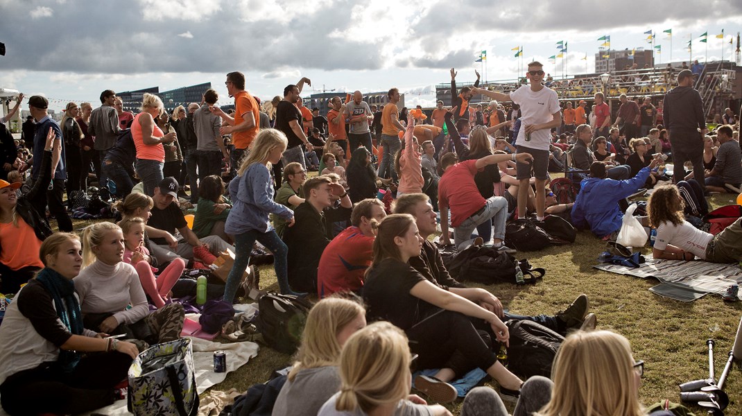 Fredag ophæves forsamlingsforbuddet udendørs. Billedet er fra et storskærmsarrangement på Islands Brygge under fodbold-VM i 2014.