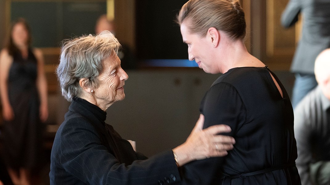 Anne Marie Vessel Schlüter og Mette Frederiksen hilser på hinanden ved mindehøjtideligheden.