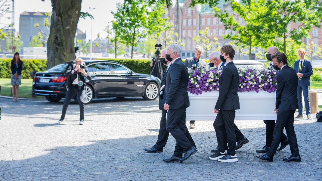 Schlüters kiste blev båret ud af Peter Schlüter, Søren Schlüter, Frederik Schlüter, Søren Christensen, Niclas Vessel Kølpin og Søren Pape Poulsen.