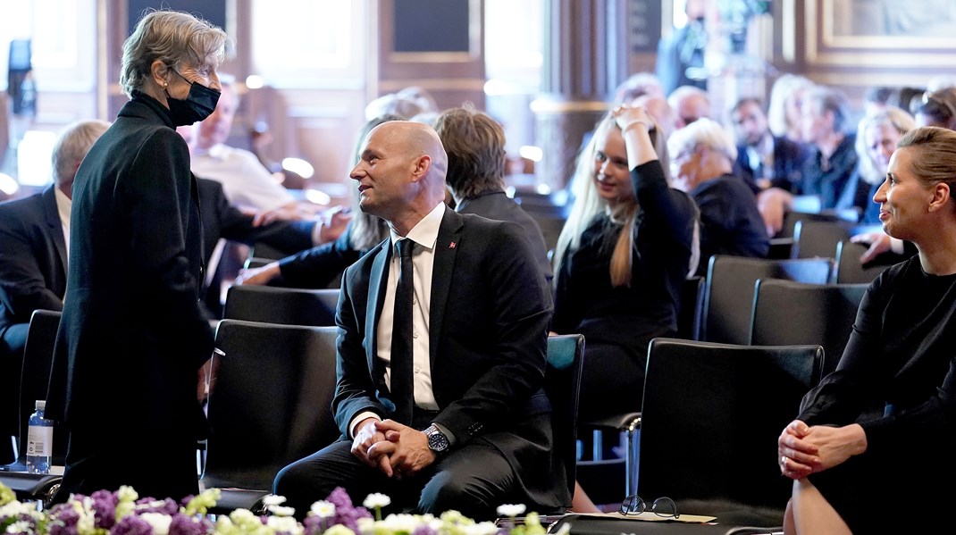 Søren Pape Poulsen og Mette Frederiksen var placeret på forreste række under mindehøjtideligheden ved siden af Schlüters enke Anne Marie Vessel Schlüter.