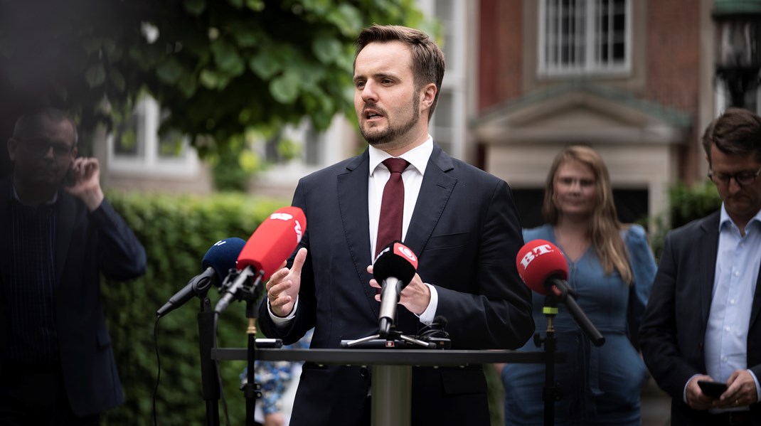 Erhvervsminister Simon Kollerup (S) tager fejl, når han afviser enhver sammenhæng mellem Nationalbankens rente og de private bankers renter, skriver Søren Hove Ravn.