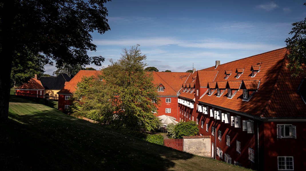 Forsvarsministeren valgte i 2020 at hjemsende flere chefer fra FE. Uden nærmere forklaring til offentligheden. En af mediernes vigtigste opgaver er at kaste lys, hvor der ellers kun er mørke, skriver Thomas Falbe.