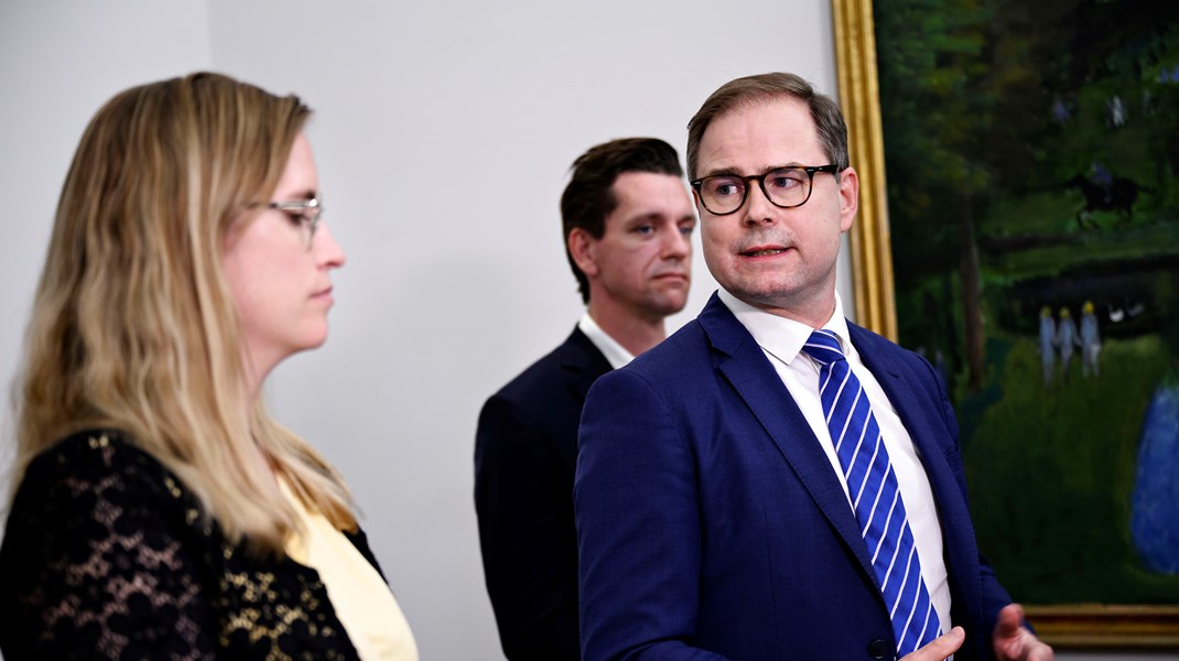 Finansminister Nikcolai Wammen (S) er overbevist om, at der
kommer en aftale om sundhedsfælleskaber rundt om landets akutsygehuse: ”Jeg er
i tæt dialog med Danske Regioner og KL om det. Så mon ikke, der kommer nyt, inden
vi for alvor går på weekend,” sagde finansministeren onsdag 9. juni.