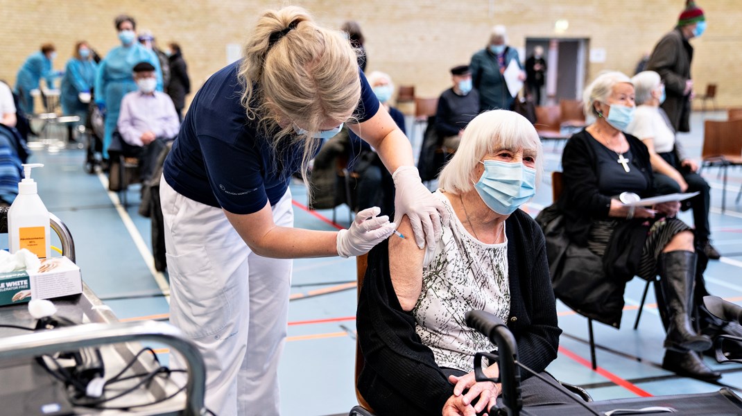 Men samtalen om ensomhed er for vigtig til at dø ud med det sidste vaccinestik, mener organisationer.