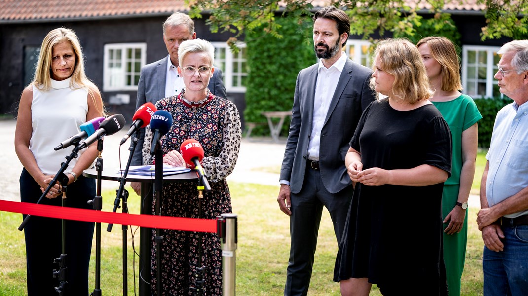 Ministeren og ordførerne, da elevfordelingsaftalen blev præsenteret.