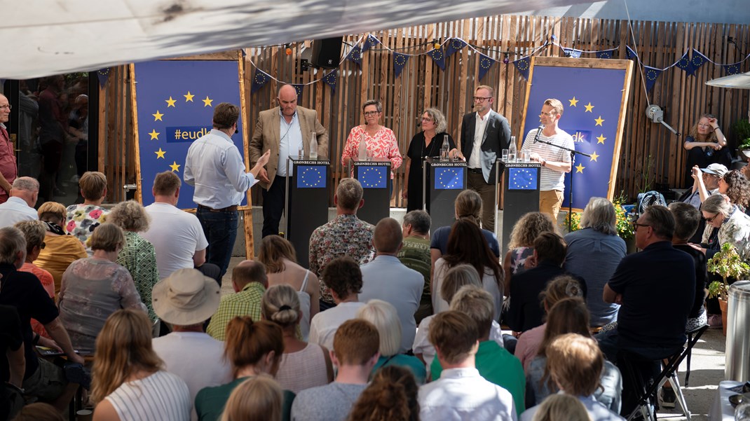 Folk kommer næppe til at sidde lige så tæt, som de gjorde ved Folkemødet i 2019. Men debat kommer der ikke til at mangle.