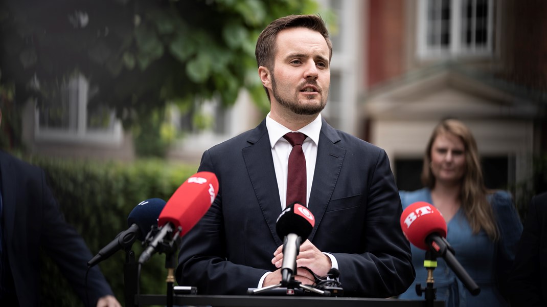 Erhvervsminister Simon Kollerup (S) vil ikke umiddelbart gribe ind overfor de stigende boligpriser. 