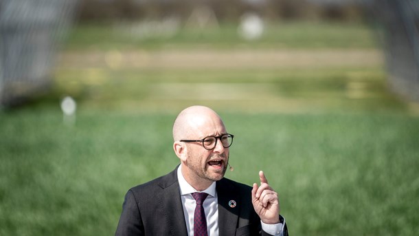 Den danske minister for fødevarer, landbrug og fiskeri, Rasmus Prehn (S), kalder aftalen om en stor landbrugsreform i EU flot og ambitiøs. (Arkivfoto fra regeringens præsentation af udspil til grøn omstilling inden for dansk landbrug i april)