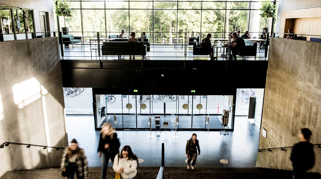 Der skal knyttes stærkere bånd mellem universitetsgangene og erhvervslivet, så forskning kan veksles til vækst, skriver Dorte Stigaard og Mette Fjord Sørensen.