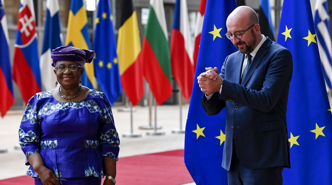 Generaldirektør for Verdenshandelsorganisation Ngozi Okonjo-Iweala og EU-præsident Charles Michel forud for et møde i Bruxelles i maj 2021. De to organisationer mangler fortsat at blive enige om EU's klimatold.