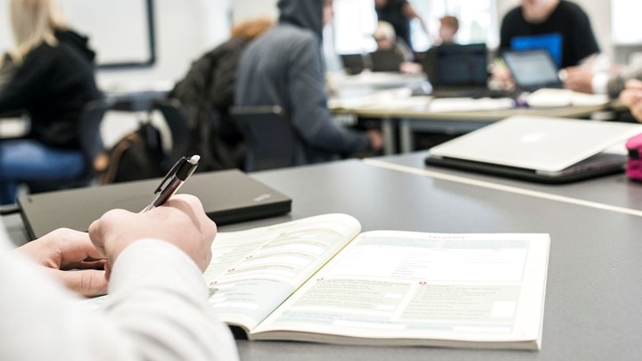 Trivselsdiskussionen sætter også sit præg på skolepolitikken. Her prøver flere kommuner at blive fritaget for de nationale test og får opbakning fra regeringens støttepartier. Uden held. Fristen for at gennemføre de nationale test udløb 19. juni.