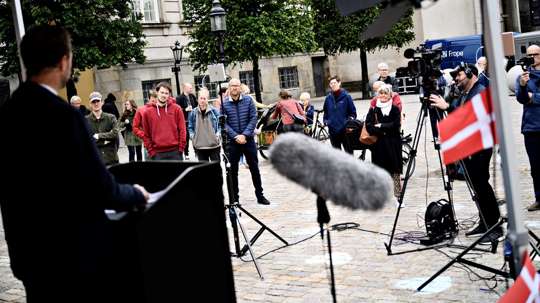 Vi skal ikke blot besynge demokratiet Grundlovsdag. Vi skal hele tiden kigge på det og rette det til, for vi skal finde sprækkerne og få dem lappet, skriver Jon Krog.