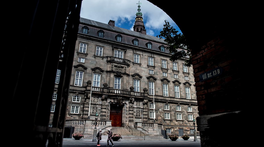 Den hårde og gangbare valuta på Christiansborg er lynhurtige politiske meldinger, der signalerer handlekraft og konflikt, skriver Thorstein Theilgaard.