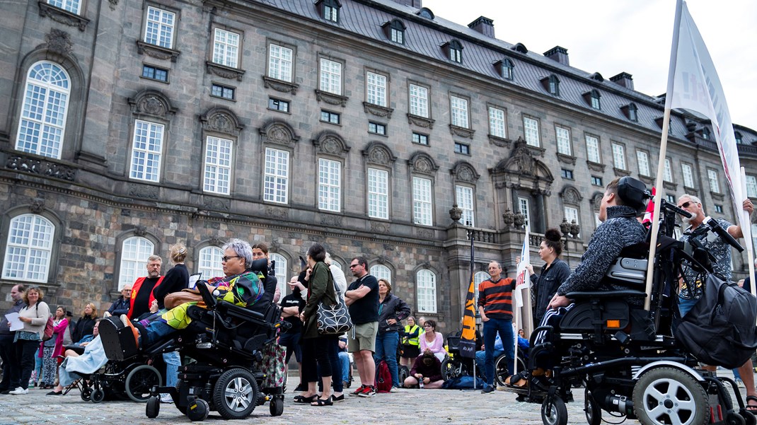 Der er stigende pres på Christiansborg for levere løsninger, der sikrer bedre retssikkerhed på handicapområdet. Frem mod efterårets forhandlinger om en ny ansvarsfordeling på det specialområde lægger Danske Regioner nu op til at overtage flere opgaver fra kommunerne. 