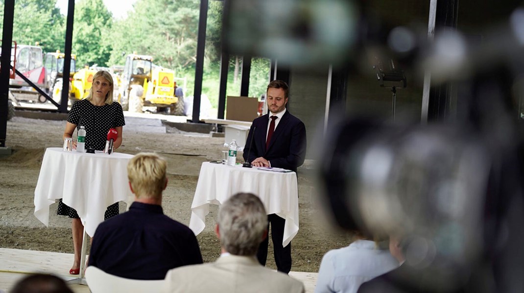 Forsvarsminister Trine Bramsen (t.v.) og erhvervsminister Simon Kollerup (t.h.) ved fremlæggelsen af den nye forsvarsindustrielle strategi hos radarvirksomheden Weibel i Allerød fredag formiddag.