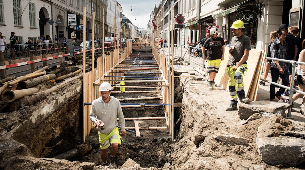 Anlægsbranchen er afhængig af at have noget at lave i kommunerne. Og med
vedligeholdelsesefterslæbet på de kommunale veje i tankerne bør der være
rigeligt at lave for anlægsarbejderne, skriver Anders Hundahl og Helle Rasmussen.