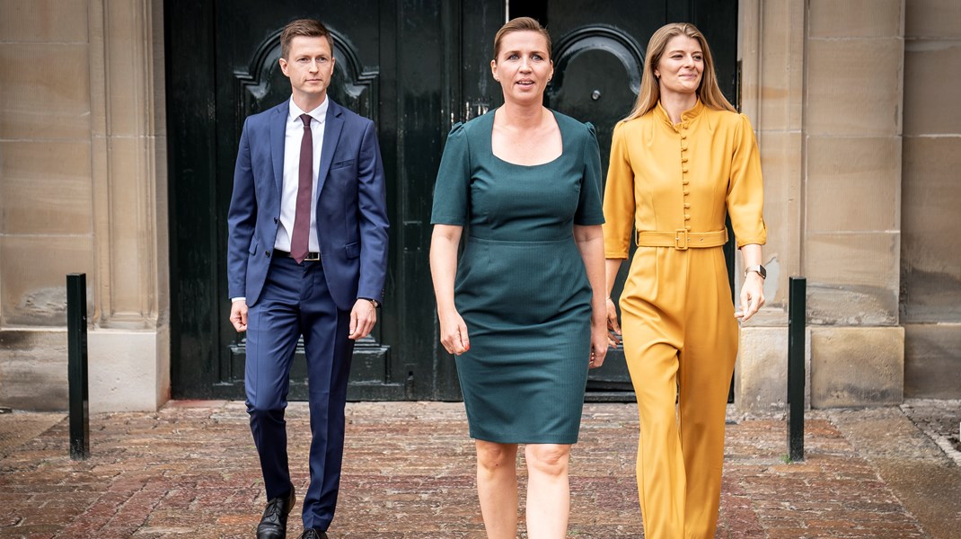 Statsminister Mette Frederiksen sammen med den nyudnævnte kultur- og kirkeminister, Ane Halsboe-Jørgensen, og uddannelses- og forskningsminister Jesper Petersen på Amalienborg Slotsplads.