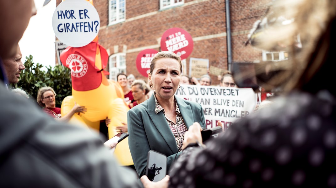 Statsminister Mette Frederiksen (S) skal i denne uge deltage i en konference om Danmarks fremtid. På billedet er hun til en af demonstrationerne, hvor sygeplejerskerne strejker for at få mere i løn. 