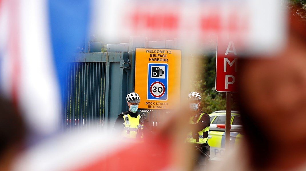 Protester ved havnen i Belfast over de kontroller med varer, som Brexit har medført mellem Nordirland og resten af Det Forenede Kongerige. EU's Brexit-ansvarlige, Maroš Šefčovič, tager i denne uge til den irske ø for ved selvsyn at konstatere, hvor galt det står til.