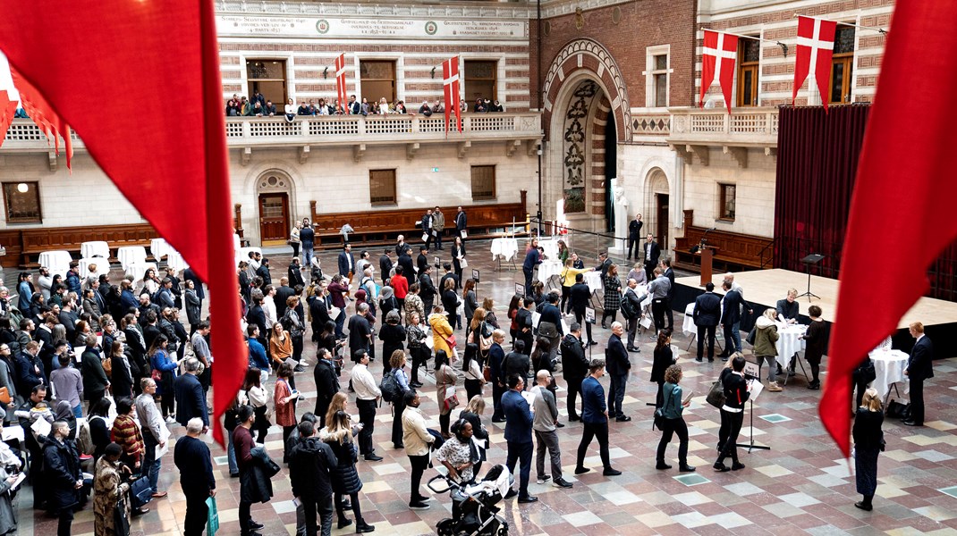 Nye statsborgere skal udveksle håndtryk med en repræsentant fra kommunen. Her til grundlovsceremoni på Københavns Rådhus.