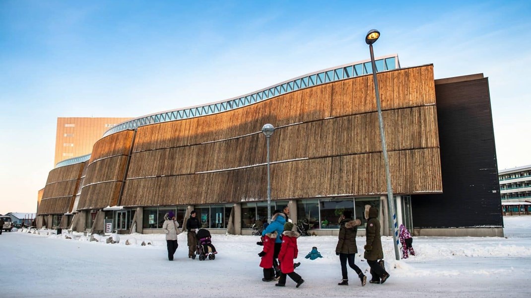 Børne- og Undervisningsudvalget skal blandt andet til Nuuk. Her ses byens kulturhus, Katuaq.