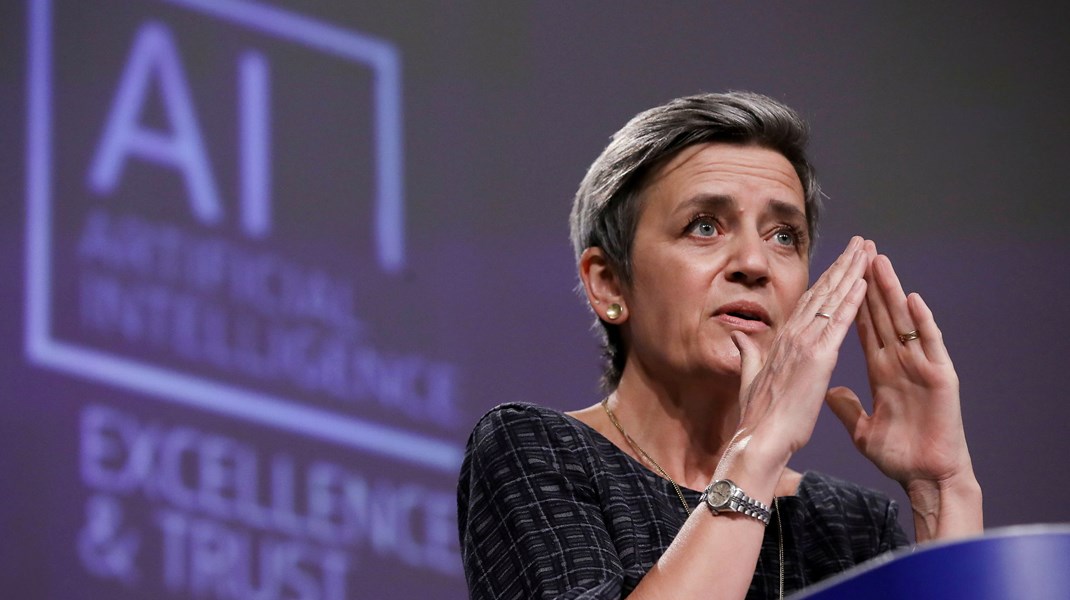 I april kom Margrethe Vestager (R) og EU-kommissionen med verdens første forslag til regulering af kunstig. Forslagets risikobaserede tilgang kritiseres af AI-forsker, Thomas Ploug.