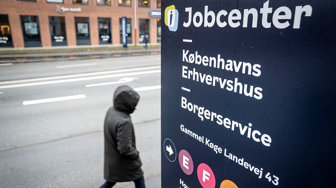 Det er paradoksalt, når vi giver skattefri præmier til seniorer for at få dem til at blive på arbejdsmarkedet, mens vi tager penge fra de unge, skriver Eik Dahl Bidstrup.