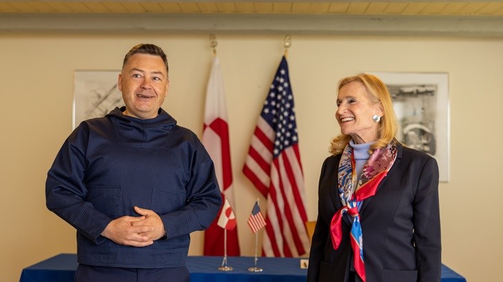 Det grønlandske landsstyremedlem for Udenrigsanliggender, Erhverv, Handel og Klima Pele Broberg og Margot Ellis, Acting Assistant Administrator for USAID Europe & Euroasia, underskrev aftalen onsdag i Nuuk.