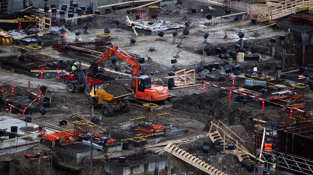 Hvordan sikrer lovgiverne, at tilpasningen sker miljø- og energimæssigt mest effektivitet? Det har vi ikke fået svar på. Vi ved bare, at myndighederne nu arbejder i 12 forskellige spor for at afklare de mange problemstillinger, skriver Birgit S. Hansen.