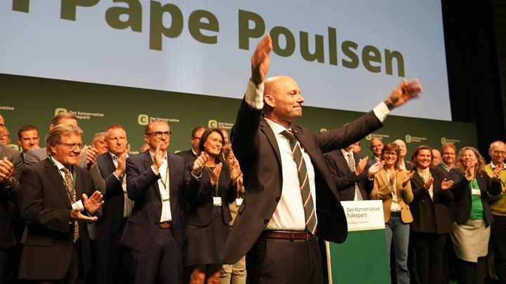 Søren Pape Poulsen bliver hyldet efter sin landsrådstale. Bag ham står alle partiets spidskandidater til det kommende kommunal- og regionsvalg, blandt andre Høje Taastrups borgmester Michael Ziegler (tv. for Pape) og borgmester i Helsingør Benedikte Kiær (th. for Pape).