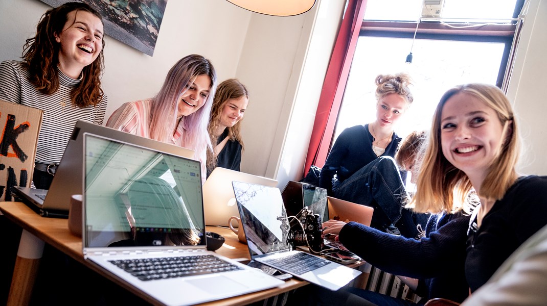 Elever fra Gefion Gymnasium til onlineundervisning på en café i april 2021.