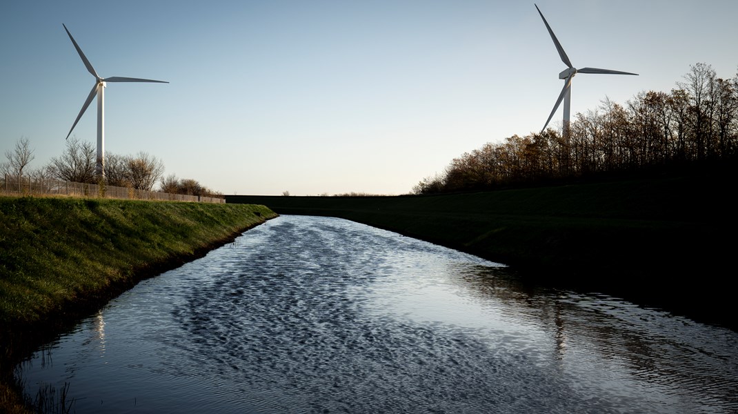 Der skal sikres en udvikling, hvor det er el-kunderne selv, der investerer i en egen elproduktion fra blandt andet
vindmøller og solceller, skriver Ulrik
Jørgensen og Frede Hvelplund.