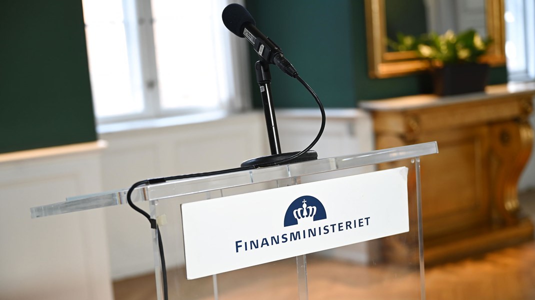 Syv ministerier har ikke fået Finansministeriets godkendelse, da de ansatte nye chefer på individuelle kontrakter. Blandt overtræderne er Finansministeriet selv.