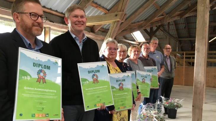 I slutningen af august overrakte Sønderborg Kommunes diplomer til de seks  boligforeninger som tak for  deres indsats.  På fotoet ses Brian Larsen (GAB), Søren Weiss (NAB), Annalise Lyngkilde (Søbo), Vivian Engelbredt (SAB), Helle Kjær Christensen (Danbo) og Torben Sørensen (B42). 