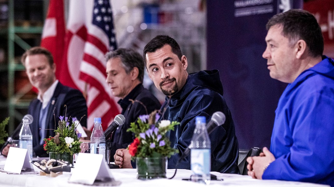 Múte B. Egede (nummer tre fra venstre) og Pele Broberg (yderst til højre) holdt pressemøde med den amerikanske udenrigsminister Antony Blinken (nummer to fra venstre )og den danske udenrigsminister Jeppe Kofod (yderst til venstre), da Blinken besøgte Grønland i maj i år. 