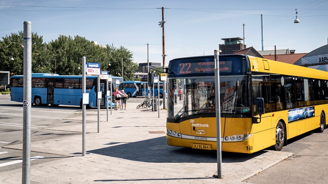 Ser man på ulykkesstatistikken for
busbefordring i Norge og Sverige, står det klart, at bussen som transportmiddel
fortsat er meget sikker – også selvom en del af transporten udføres af 18-årige
chauffører, skriver Teddy Becher.