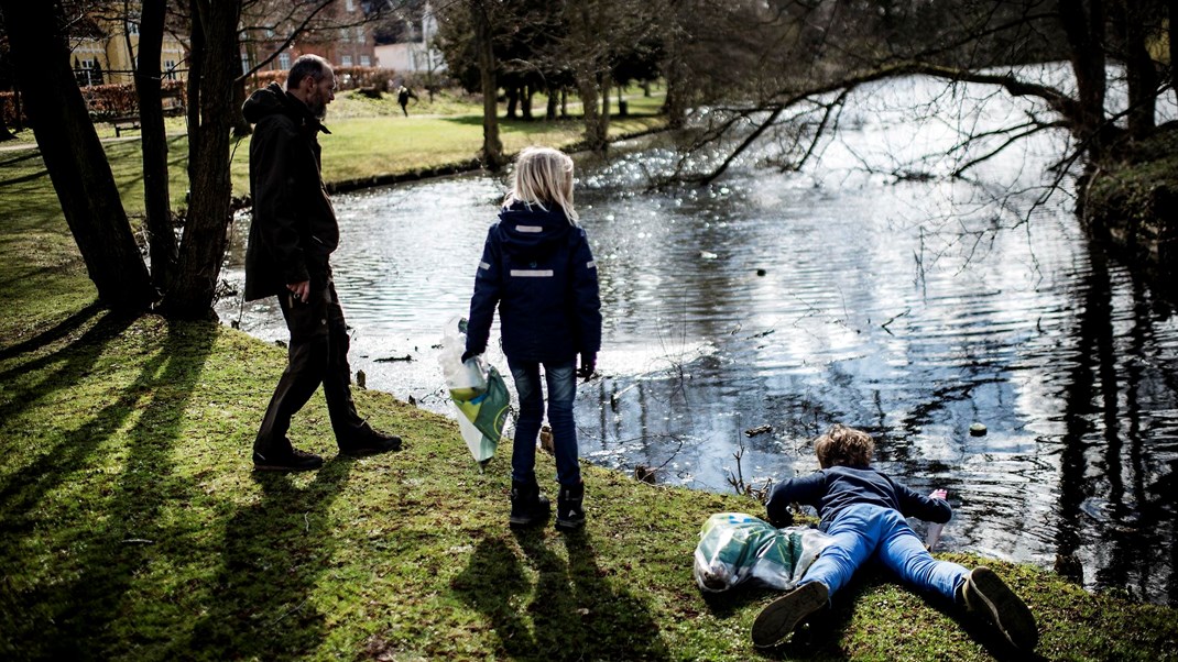 Skolen kan spille en aktiv rolle i at tage bolden op over for de sociale og klimamæssige udfordringer, vi står overfor i verden i dag, skriver Andreas Rasch-Christensen og Suna Christensen.