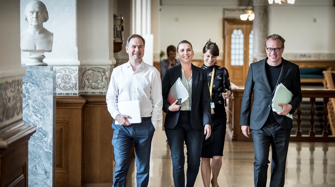 Mette Frederiksen (S) i selskab med finansminister Nicolai Wammen (S), tidligere særlige rådgiver, Sara Vad Sørensen og forhenværende stabschef, Martin Rossen.