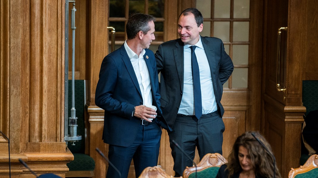 Venstre er det parti i Folketinget, der har mistet flest folketingsmedlemmer i løbet af det seneste år. På billedet ses Kristian Jensen og Tommy Ahlers, der begge er fortid i Venstre. 