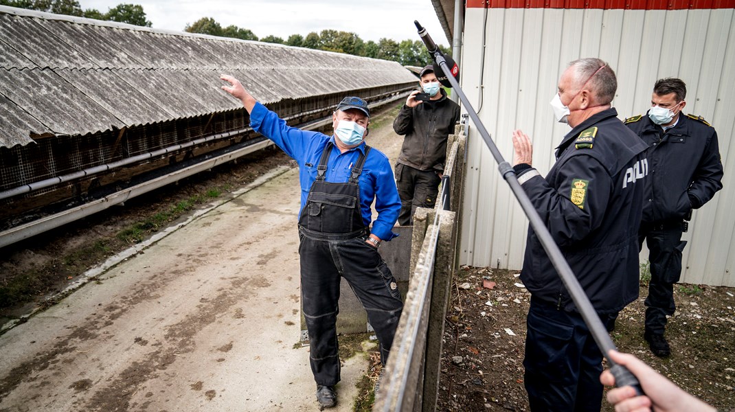 Politiet forsøger at få adgang til en smittet minkfarm tilbage i oktober 2020. Der var hjemmel til at aflive smittede minkfarme og raske minkfarme i en zone tæt på det smittede, men det krævede ny hjemmel at aflive smittede farme uden for de såkaldte risikozoner.  