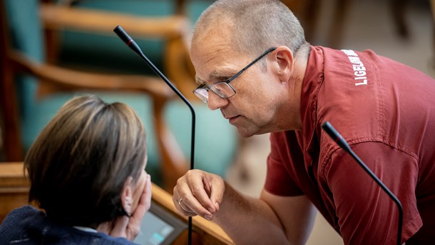 Peder Hvelplund (EL) og Kirsten Normann Andersen (SF) bakker op om et forslag fra Danske Patienter om flere regionsklinikker. Venstre og Konservative foretrækker private klinikker.