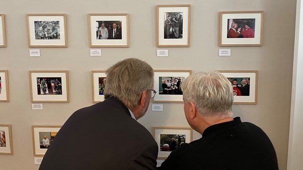 Per Stig Møller (K) og Uffe Elbæk (UFG) nærstuderer sammen den nye billedvæg i Kulturministeriet.