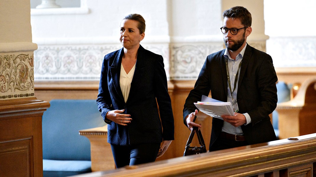 Statsminister Mette Frederiksen (S) sammen med sin særlige rådgiver Martin Justesen. 