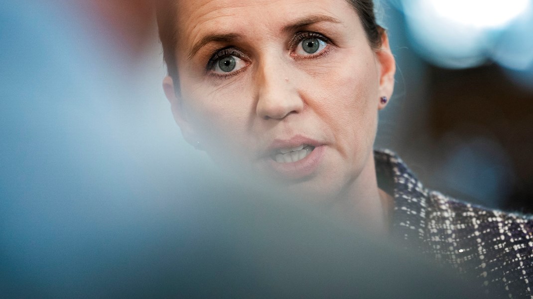 I alt fire topfolk i Statsministeriet, heriblandt regeringschefen selv, Mette Frederiksen (S), departementschef Barbara Bertelsen, stabschefen og yderligere en medarbejder har tilsyneladende haft deres mobiltelefoner indstillet til automatisk at slette alle sms-beskeder, der er mere end 30 dage gamle.