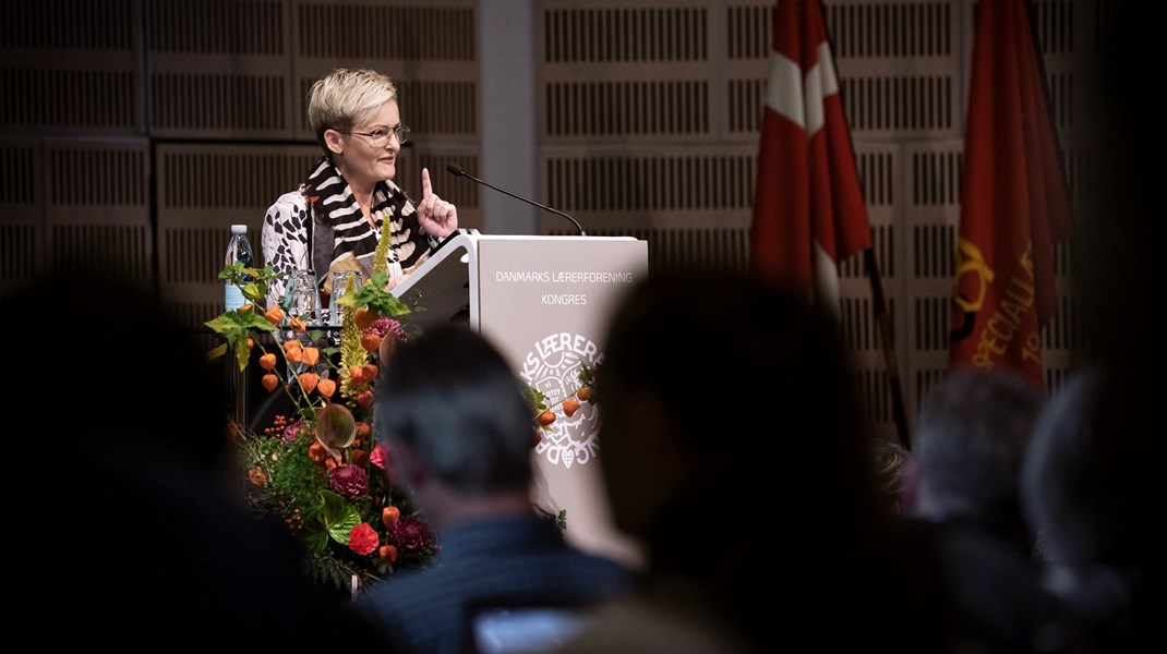 Pernille Rosenkrantz-Theil kommer og holder tale ved lærernes kongres. Her er hun på talerstolen i 2019.