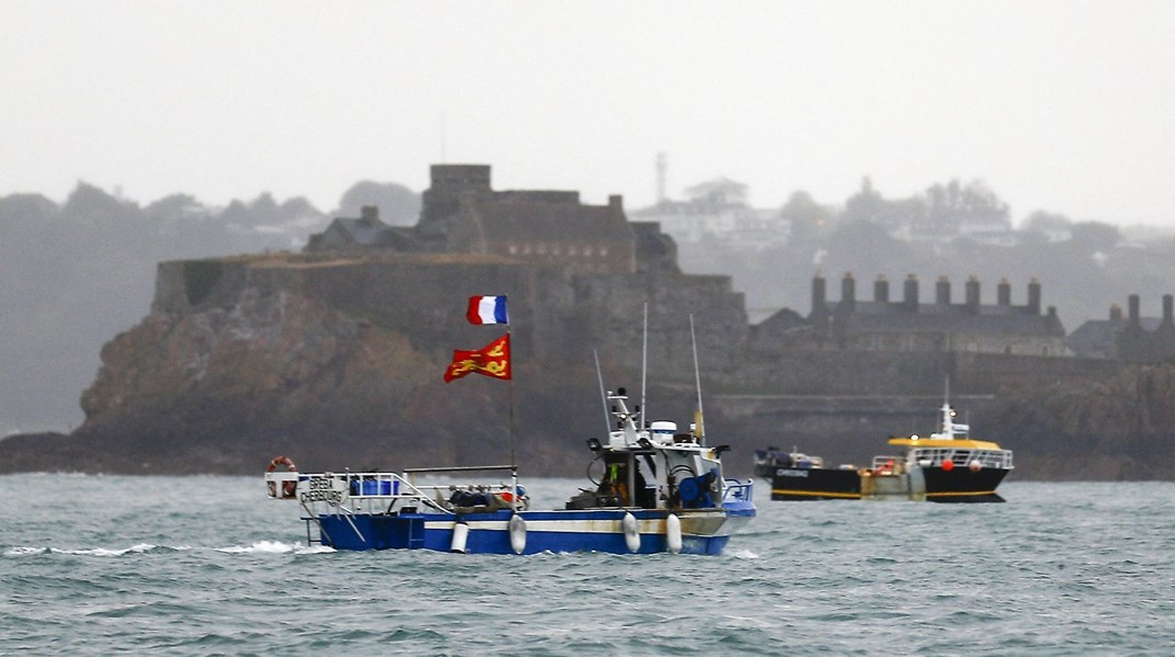 Den franske regering har tabt tålmodigheden med briterne, der nøler med at give franske fiskere tilladelser til at fiske i britiske farvande.