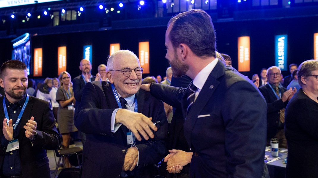 Uffe Ellemann-Jensen (V) har fødselsdag. Her ses han tidligere på året med sin søn, formand for Venstre, Jakob Ellemann-Jensen (V), til Venstres landsmøde. (Arkivfoto)