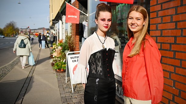 Solvig Tørsleff og Helene Christensen er frivillige i 2nd by nutid på grund af interessen for bæredygtighed og mode. Det betyder meget for dem, at deres butik er drevet udelukkende af unge under 30. De synes dog godt, at de kunne bruge nogle mandlige kolleger. 